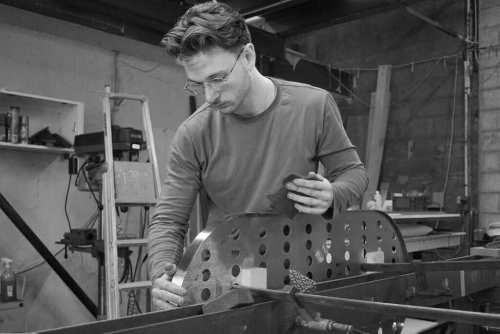 Réalisation en ferronnerie d'art par L'atout faire, artisan à Champhol, mise en valeur grâce à la stratégie digitale d'Anria