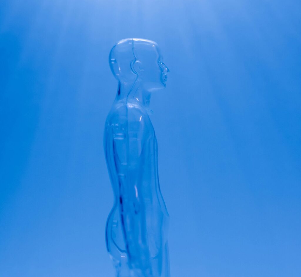 Silhouette bleue translucide symbolisant l'innovation IA présentée lors de l'OpenAI DevDay, illustrant les nouvelles fonctionnalités pour développeurs
